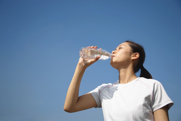 Frau trinkt Wasser